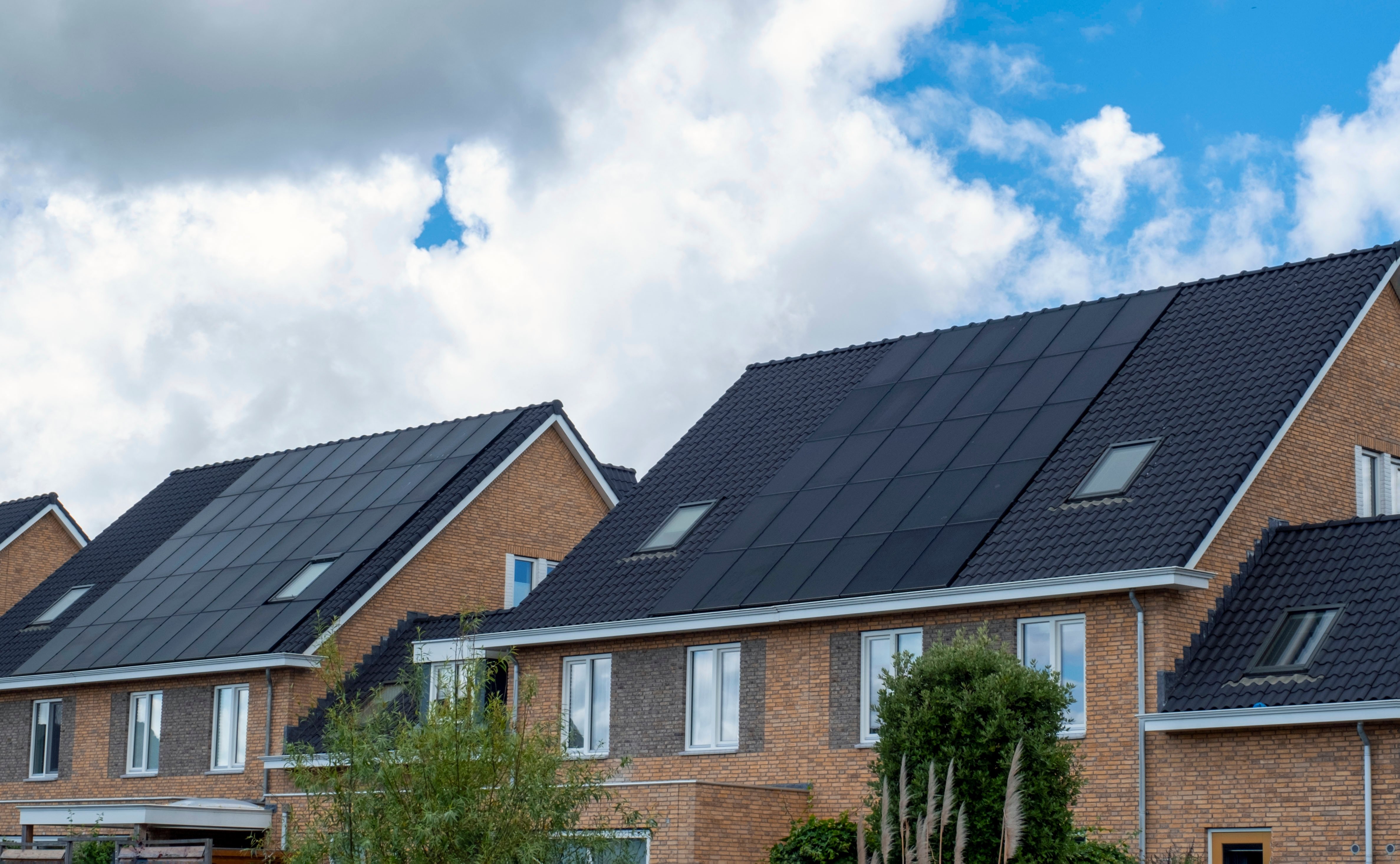 Een tussen- en hoekwoning in Noord-Nederland voorzien van zonnepanelen
